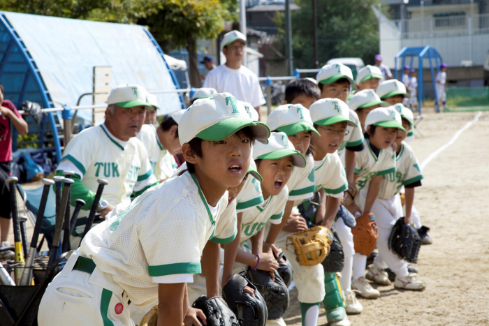試合中の少年野球チーム